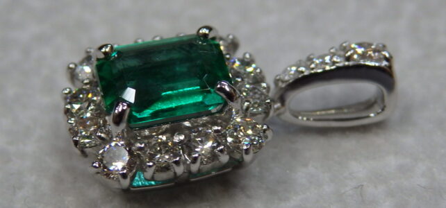 Ptエメラルドペンダント石留